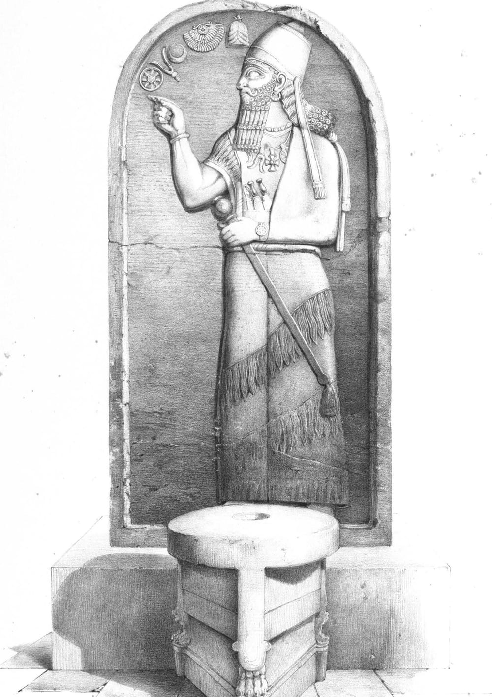 Gravura de uma estela assíria com o rei de perfil e, à frente, um altar de pedra; símbolos de deuses acima da cabeça