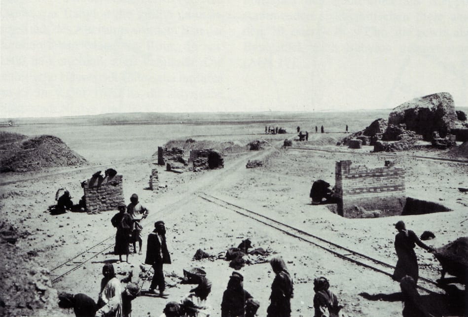 Fotografia de 1902: trabalhadores abrindo o terreno junto ao Portão de Ishtar, com trilhos de carrinho de terra