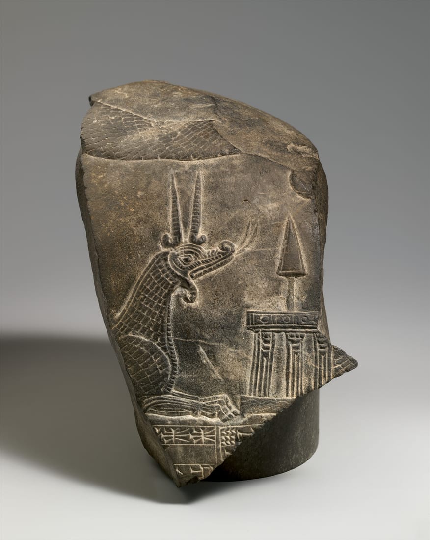 Fragmento de pedra com um dragão mushhushshu e símbolos divinos