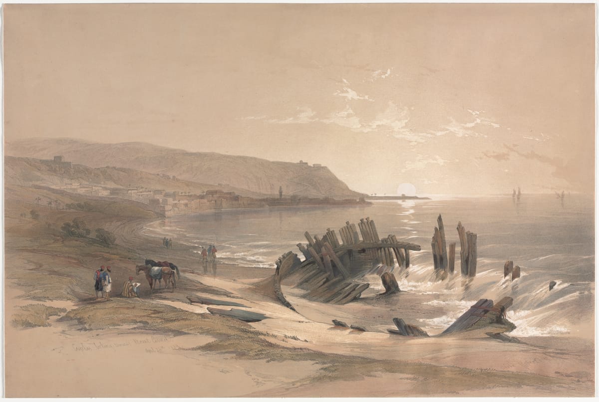 A baía de Haifa e o promontório do Carmelo ao fundo, com os destroços de um barco na praia; litografia colorida