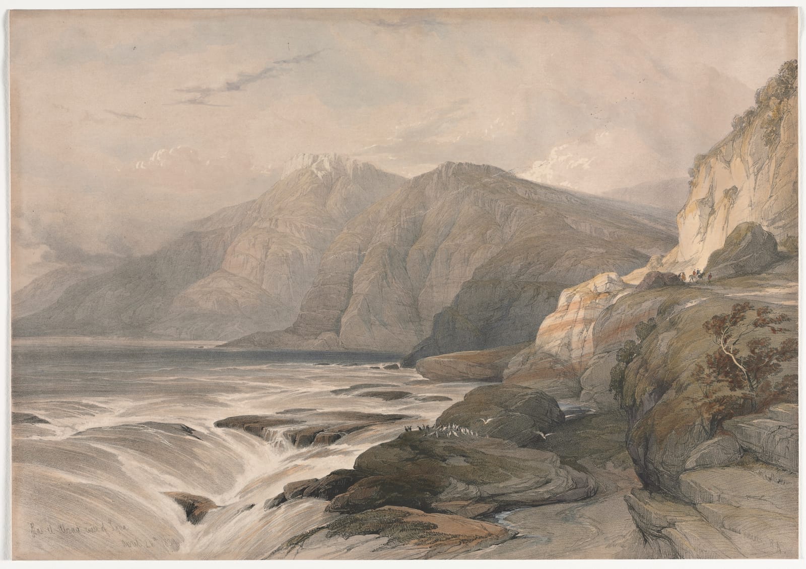 Costa rochosa do Líbano com o mar batendo nas pedras e montes ao fundo; litografia colorida de David Roberts