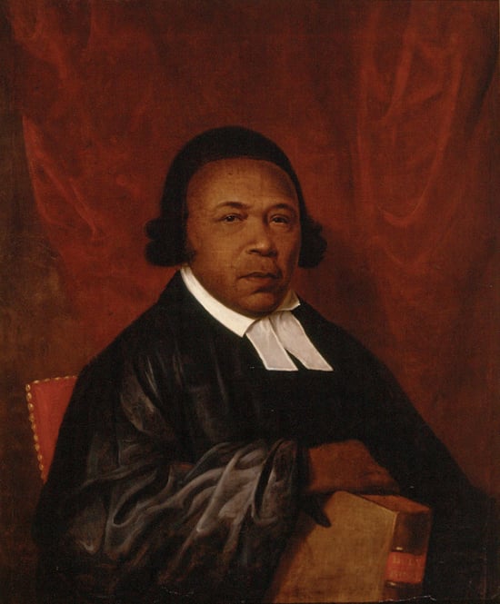Retrato a óleo de Absalom Jones, de beca preta e colarinho clerical branco, com a mão apoiada sobre um grande livro, diante de uma cortina vermelha