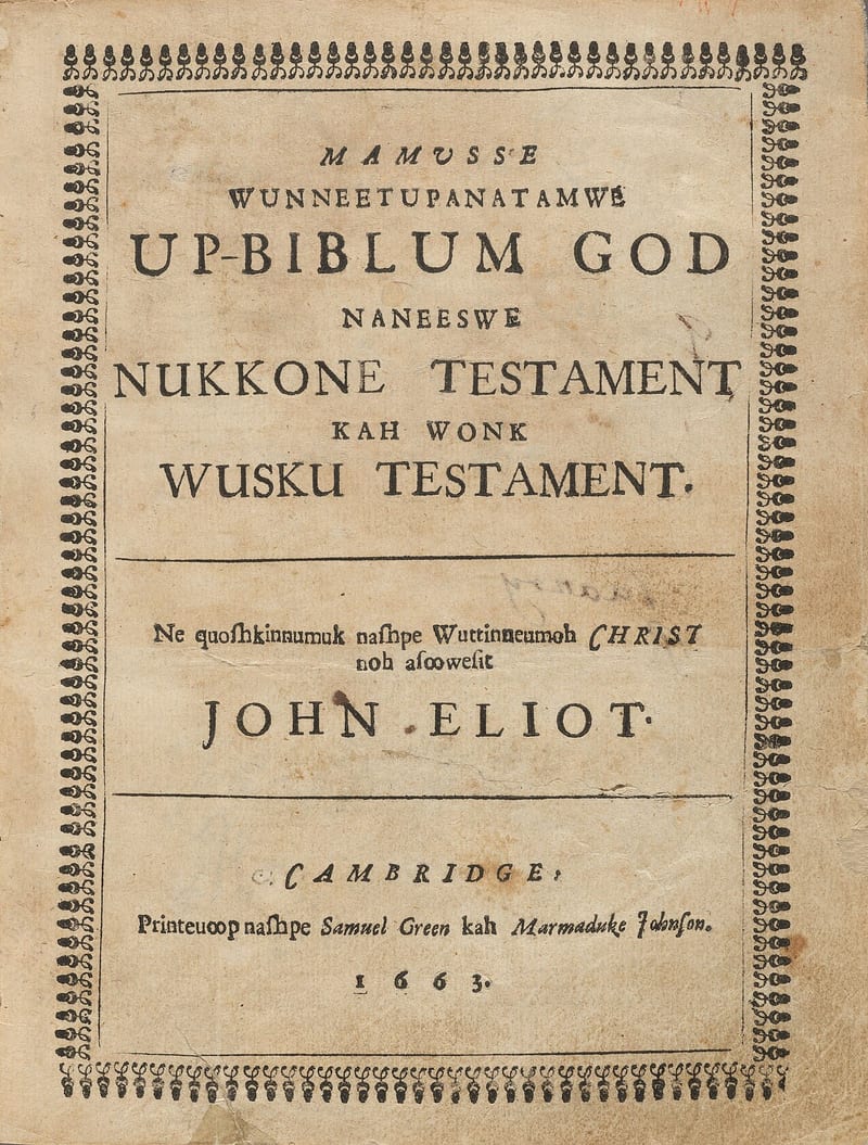 Página de rosto da Bíblia de Eliot de 1663, com o título em massachusett dentro de uma moldura ornamental