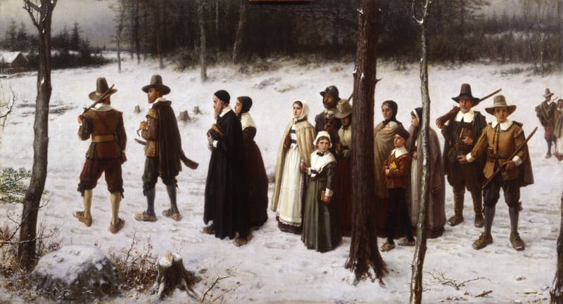 Homens, mulheres e crianças em trajes escuros caminham pela neve a caminho da igreja, alguns carregando livros, outros armas