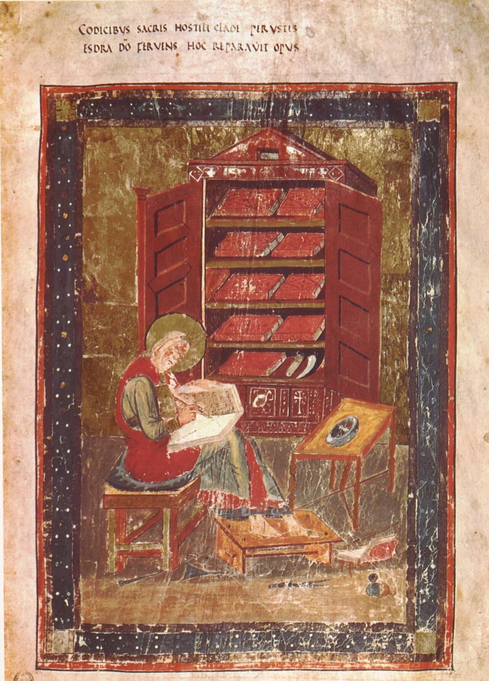 Miniatura do Códice Amiatino: o escriba Esdras, sentado, escreve num livro, diante de um armário aberto com livros encadernados em vermelho