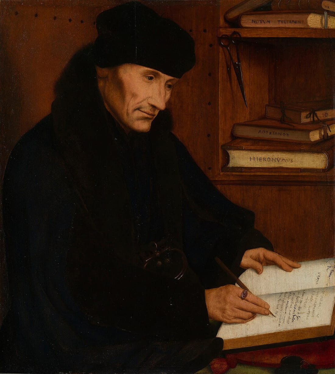 Retrato de Erasmo de Roterdã, de perfil de três quartos, com gorro escuro e manto, escrevendo sobre uma mesa