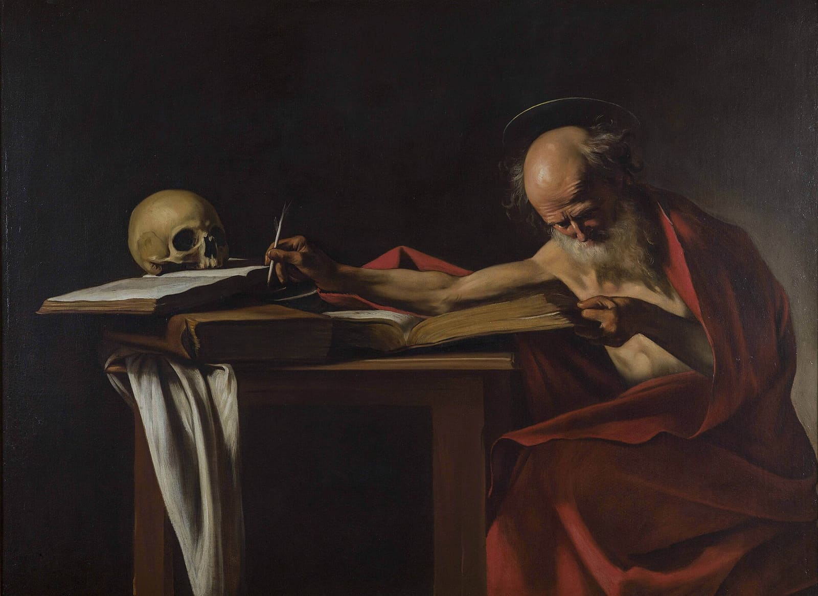 Pintura de Caravaggio: Jerônimo, idoso, com manto vermelho, escreve curvado sobre um livro, com uma caveira sobre outro livro ao lado