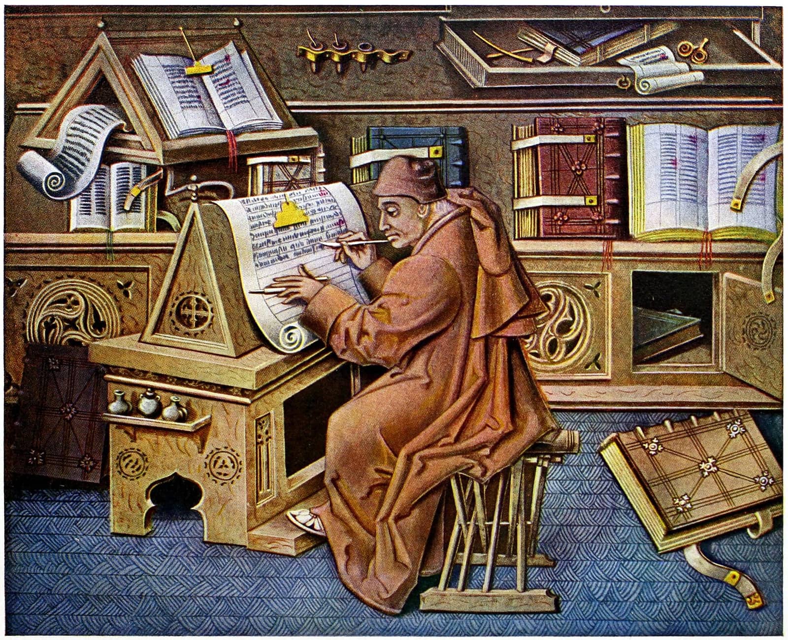 Miniatura do século XV: um copista de capuz marrom escreve num pergaminho apoiado num atril, entre estantes, livros abertos e tinteiros