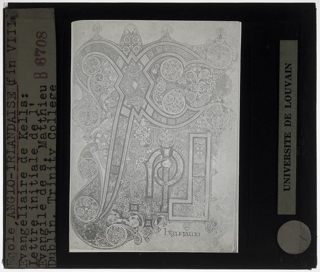 Página do Livro de Kells com o monograma Chi-Rho, coberto de espirais, animais e letras entrelaçadas