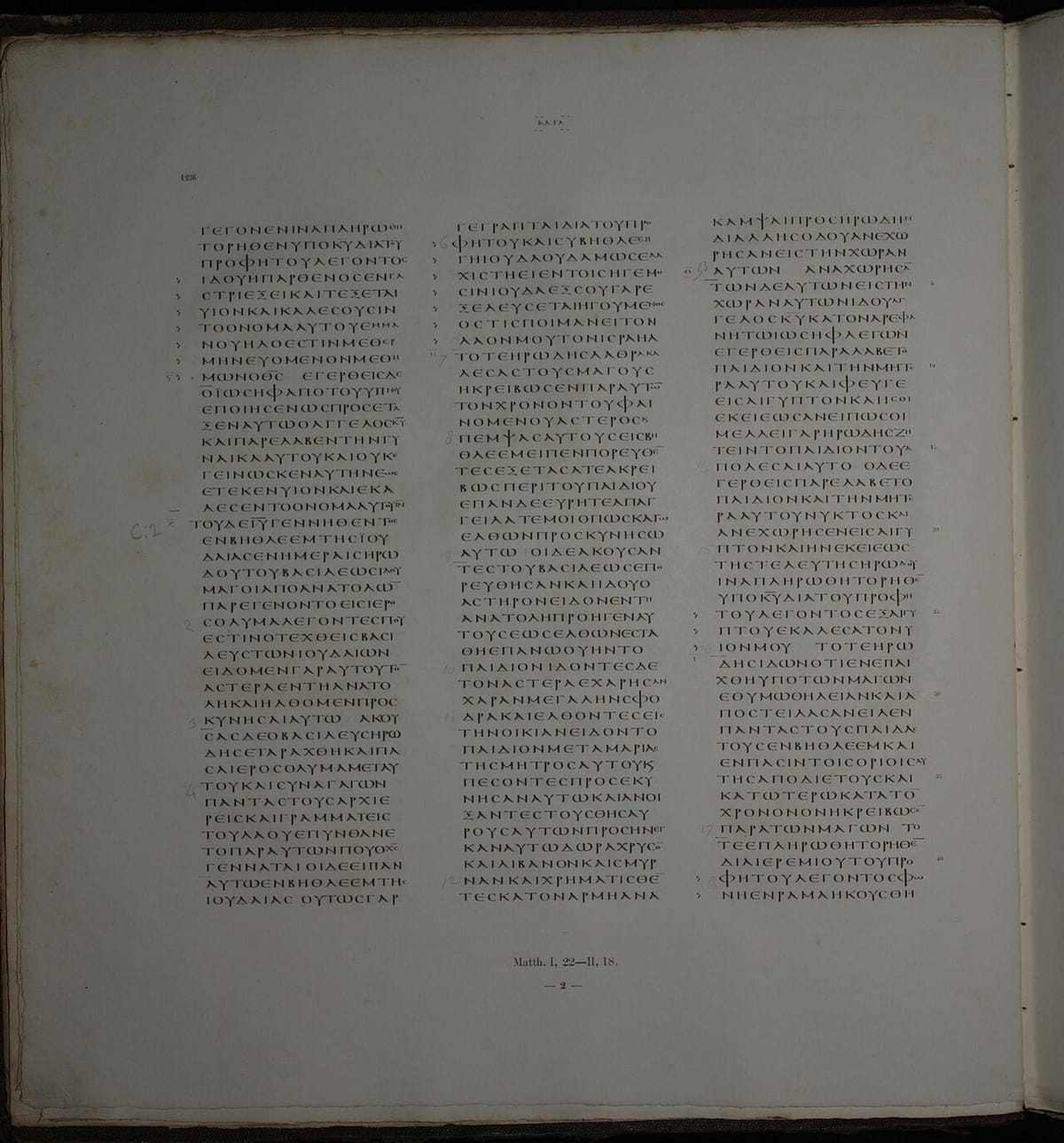 Página de um códice grego em letras maiúsculas, em três colunas, com o texto de Mateus 1 e 2