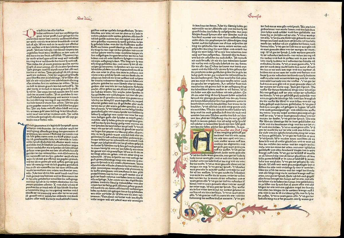 Página dupla da Bíblia alemã de Mentelin: à direita, o início do Gênesis, com uma letra inicial pintada à mão e ornamentos coloridos na margem