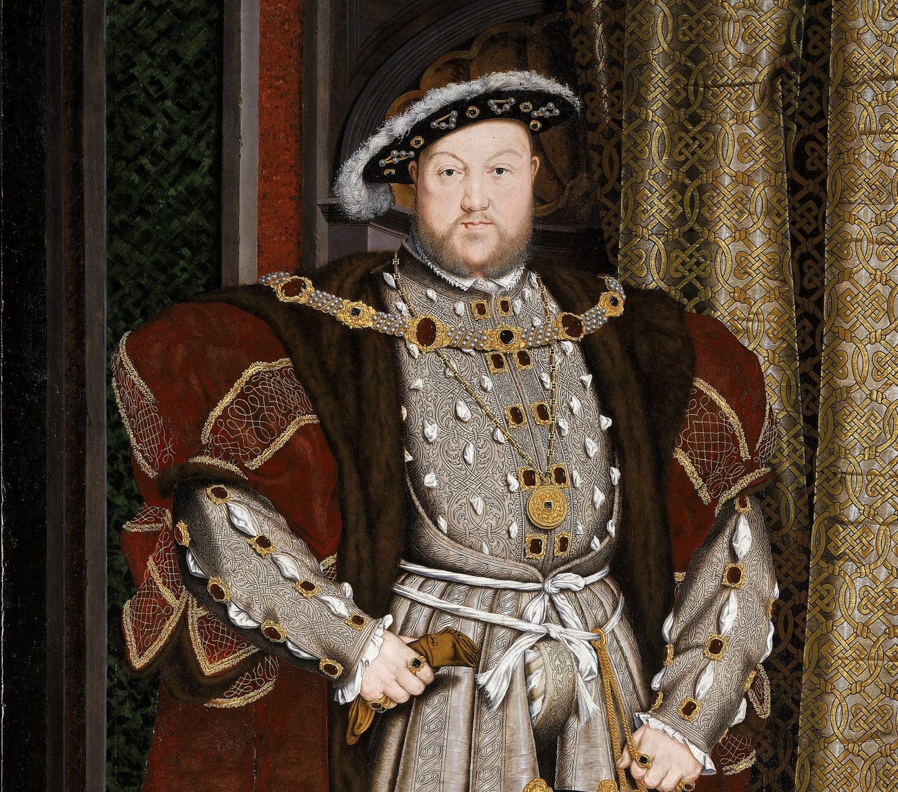 Retrato de Henrique VIII de frente, com barrete de pluma, gibão bordado com pedras e manto de pele