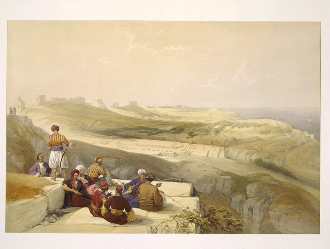 Litografia de David Roberts: homens sentados numa pedra ao alto, com vista das ruínas de Ascalom e do mar ao fundo