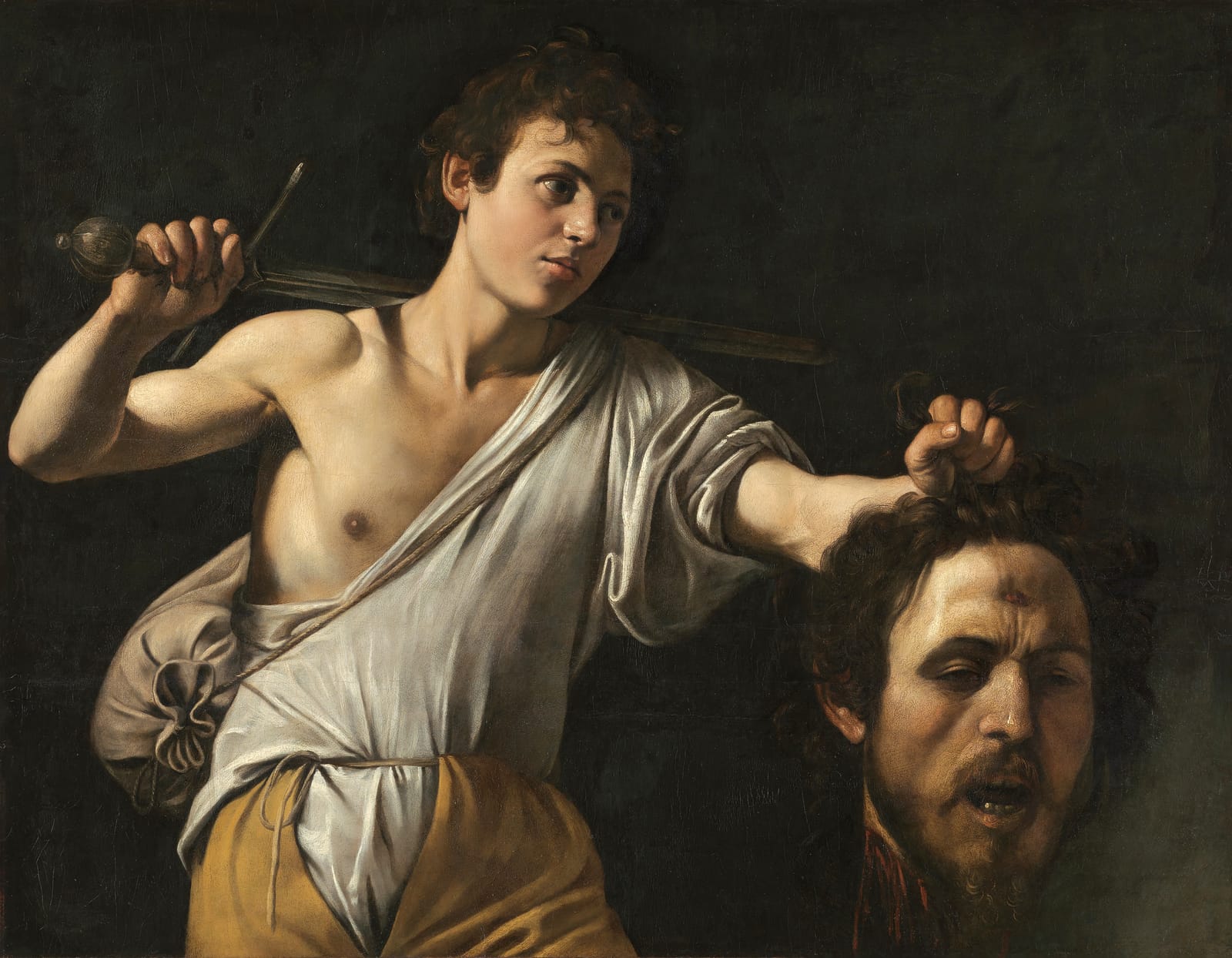 Pintura de Caravaggio: Davi, de torso nu, segura pelos cabelos a cabeça de Golias
