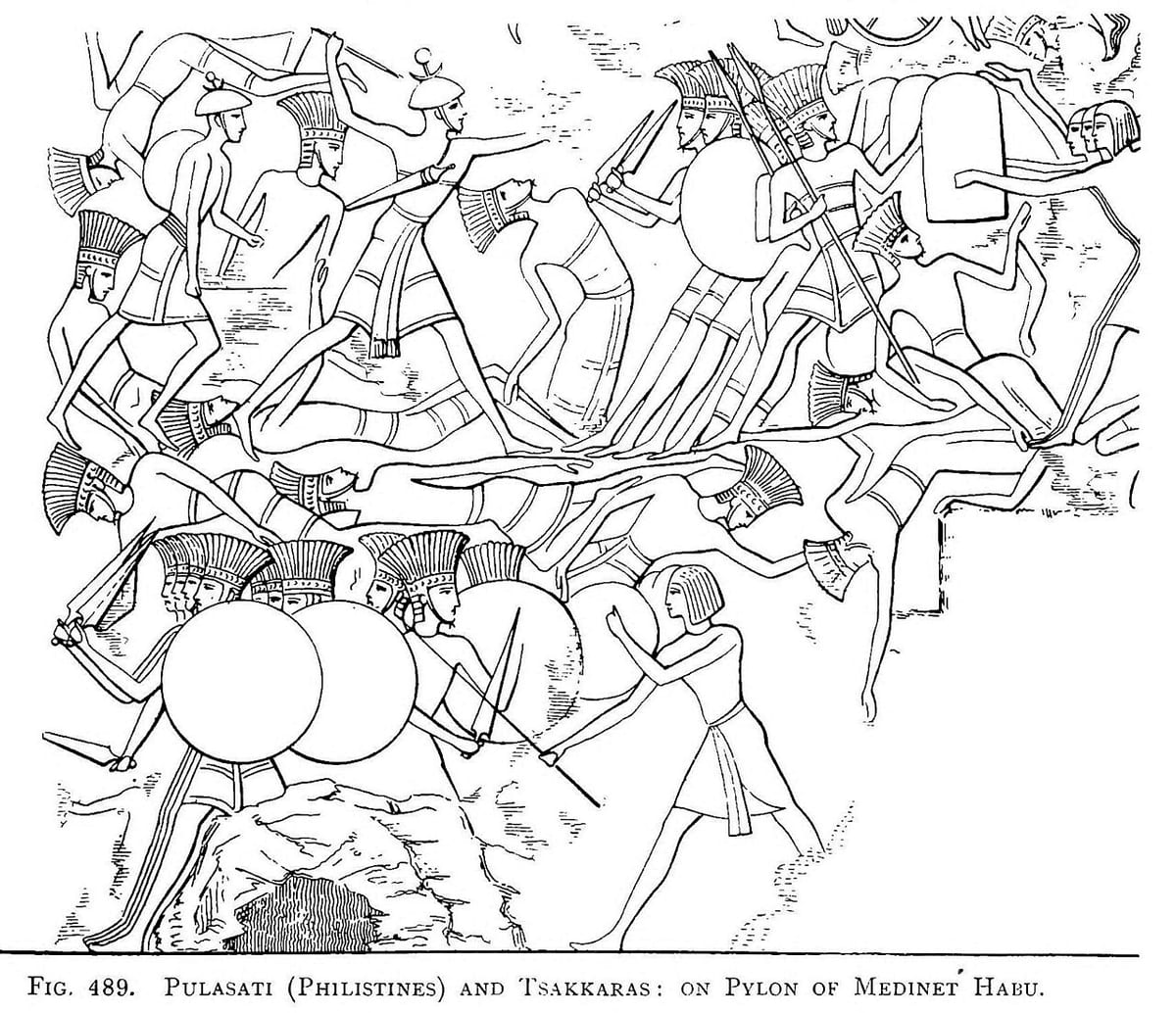 Desenho de guerreiros com coroa de penas e escudos redondos no relevo de Medinet Habu