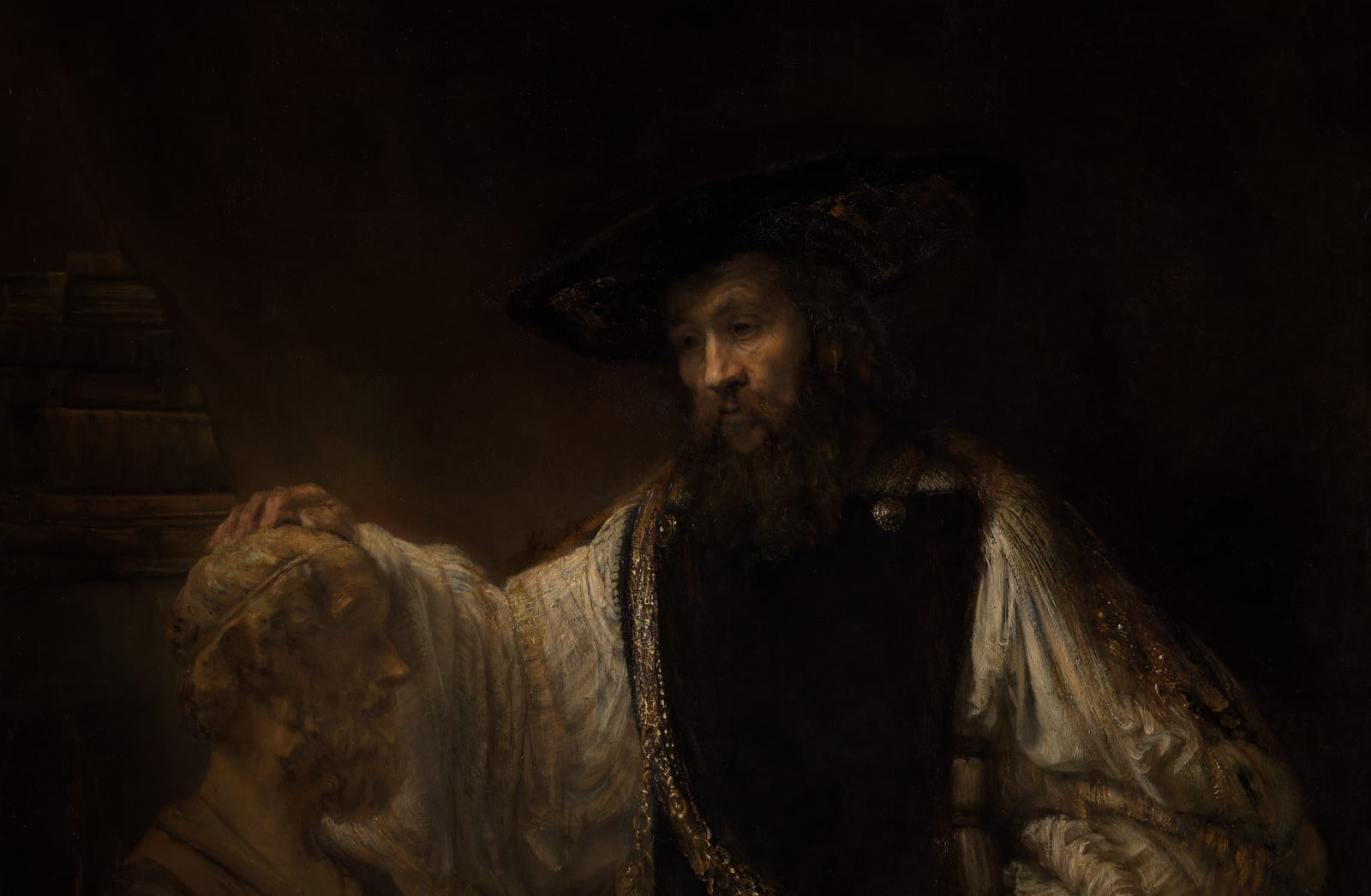 Pintura a óleo escura: um homem de barba, chapéu preto e corrente de ouro apoia a mão esquerda na cabeça de um busto de mármore; a outra mão repousa na cintura
