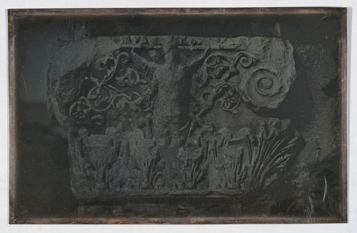 Daguerreótipo de um capitel coríntio de pedra, com folhas de acanto e uma grande voluta, do teatro de Mileto