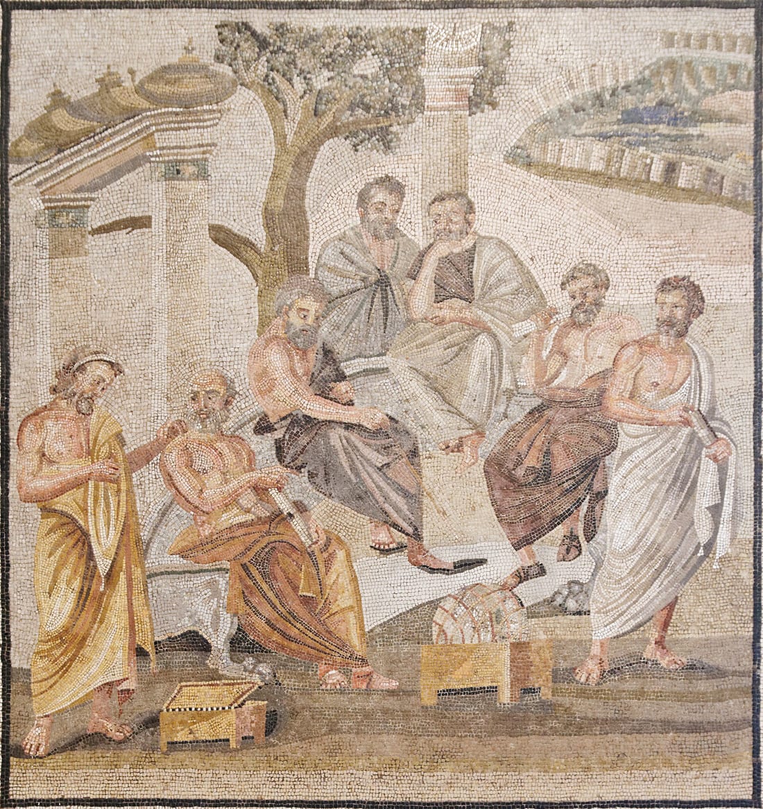 Mosaico romano colorido: sete homens de mantos, sentados e em pé, sob uma árvore, em torno de um objeto; ao fundo, colunas e paisagem