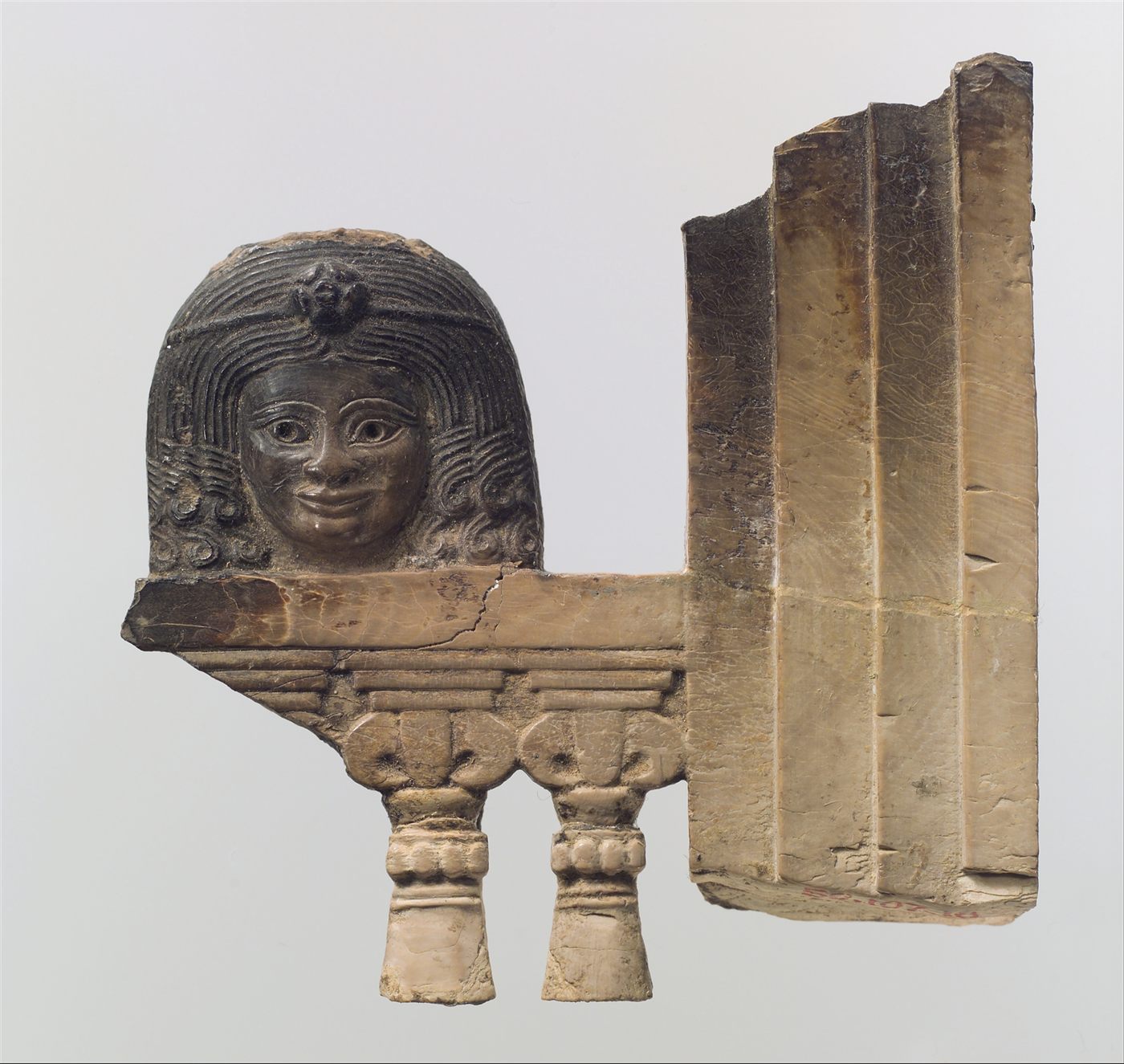 Placa de marfim com figura de mulher à janela, de estilo fenício, de Nimrud