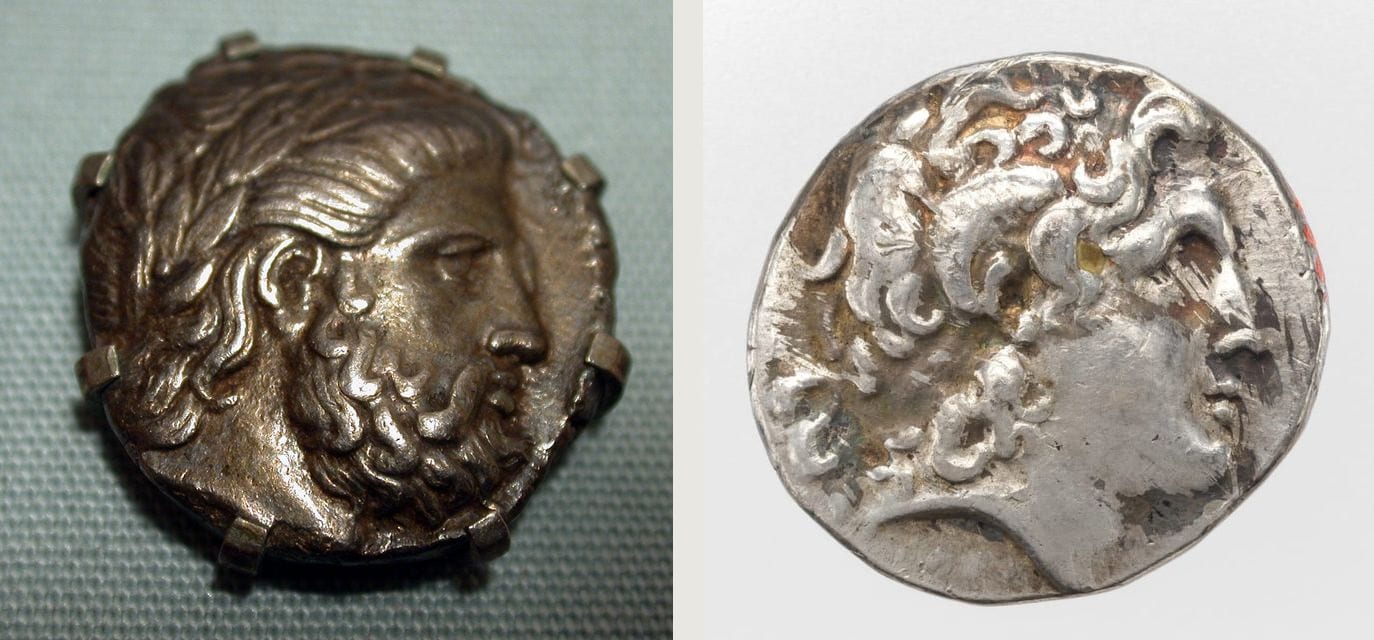 Duas moedas de prata lado a lado: à esquerda a cabeça barbada de Zeus; à direita um jovem de perfil com chifres de carneiro enrolados sobre as orelhas