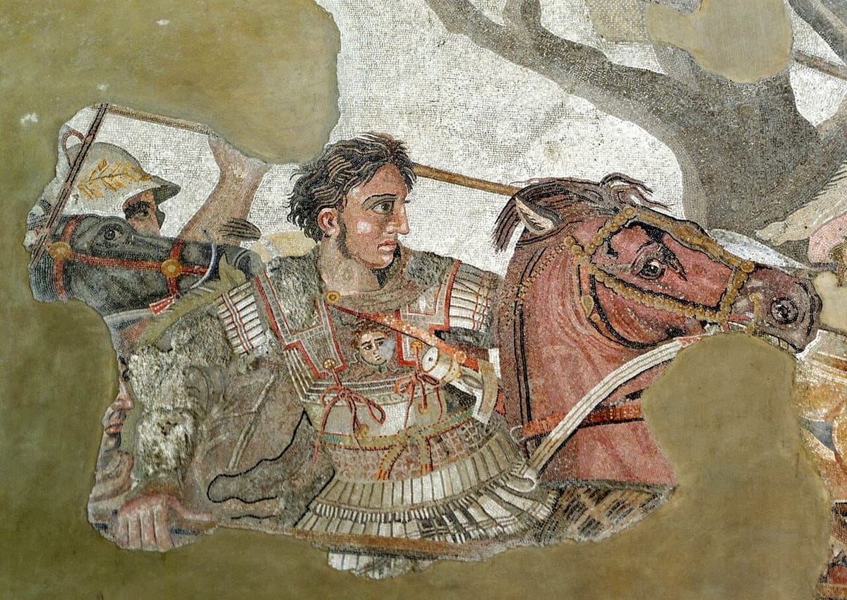 Detalhe de mosaico: um jovem de cabelos escuros, sem capacete, montado num cavalo avermelhado, com couraça decorada