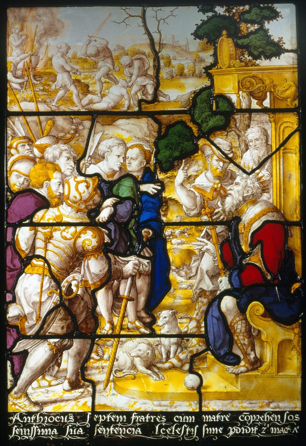 Painel de vitral com cena de rei sentado, soldados e uma mãe com os sete filhos à esquerda; ao alto, cenas de martírio numa paisagem, e uma legenda em latim embaixo