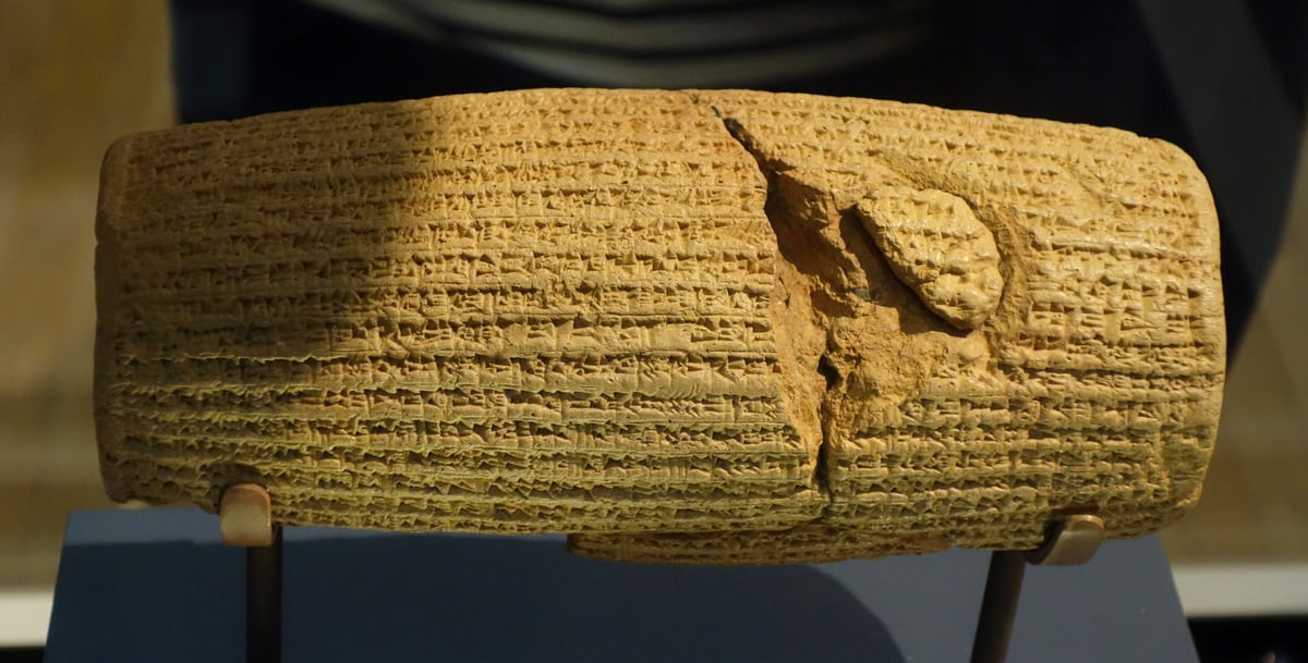 O Cilindro de Ciro, de argila, coberto de escrita cuneiforme, no Museu Britânico