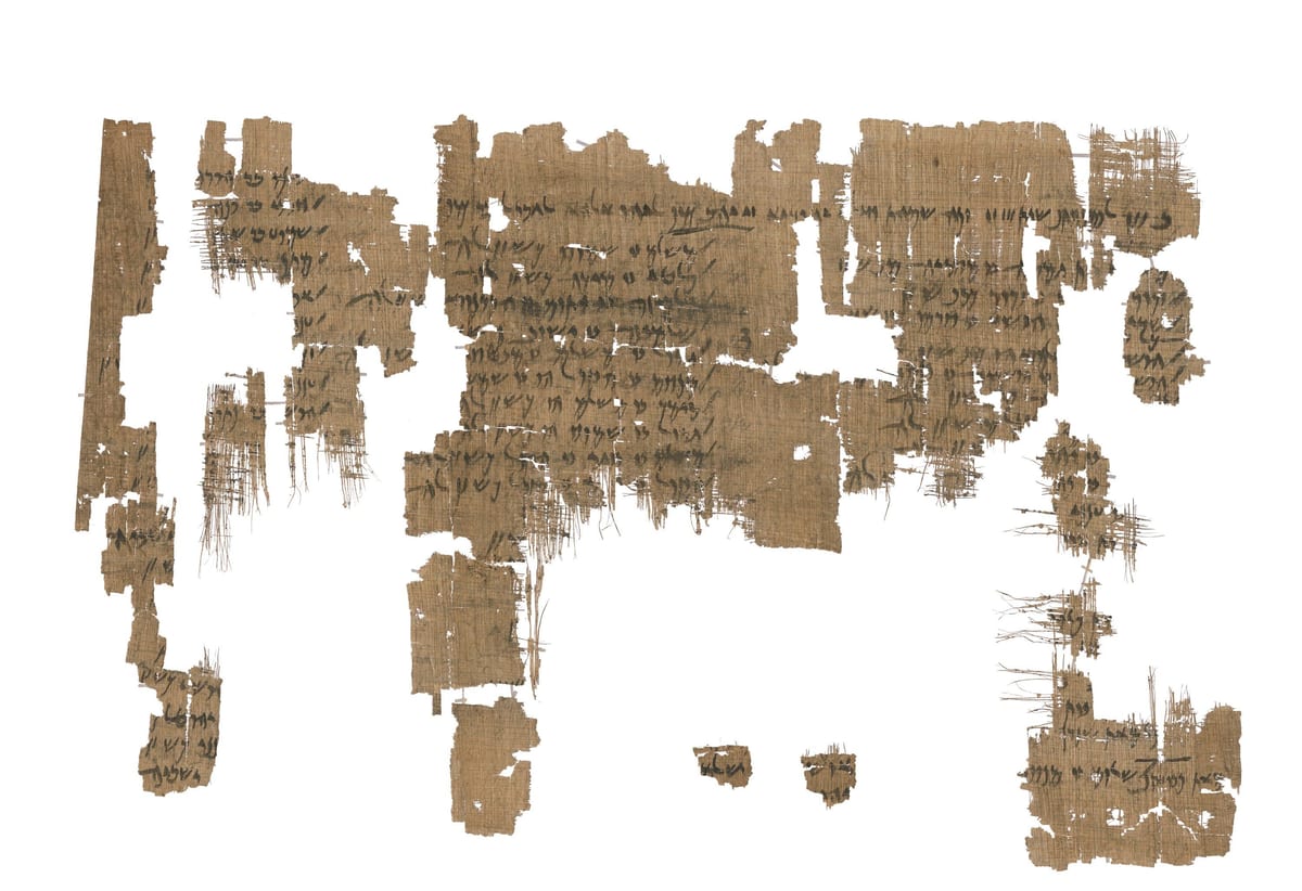 Papiro aramaico de Elefantina com lista de doadores do templo judaico, em fragmentos