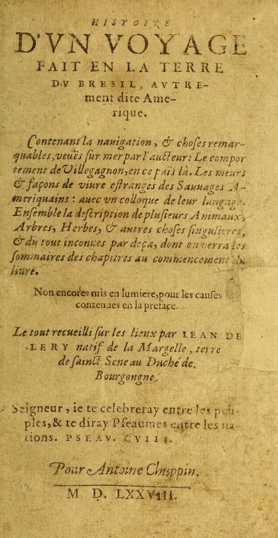 Folha de rosto tipográfica em papel amarelado de Histoire d'un voyage fait en la terre du Bresil, de Jean de Léry, com um versículo do Salmo 108 na parte de baixo