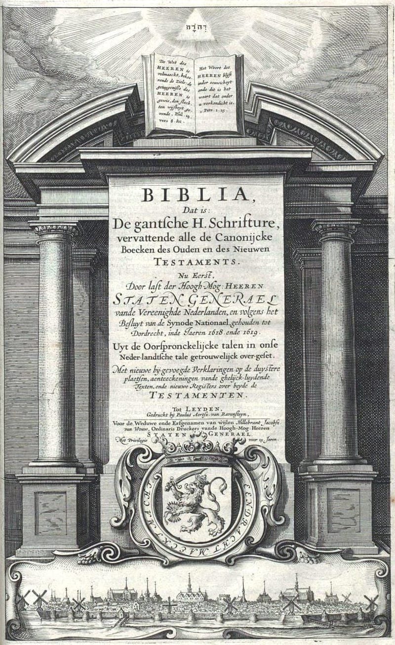 Folha de rosto gravada da Bíblia holandesa: sob um arco com um livro aberto e o nome de Deus em hebraico irradiando luz, o título Biblia, dat is: De gantsche H. Schrifture