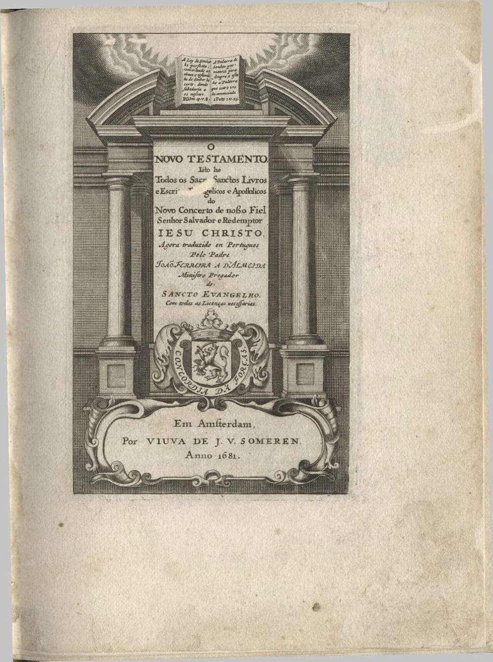 Folha de rosto gravada do Novo Testamento de Almeida, 1681: um livro aberto radiante no alto, o título entre duas colunas e a indicação Em Amsterdam, por viúva de J. V. Someren, ano 1681