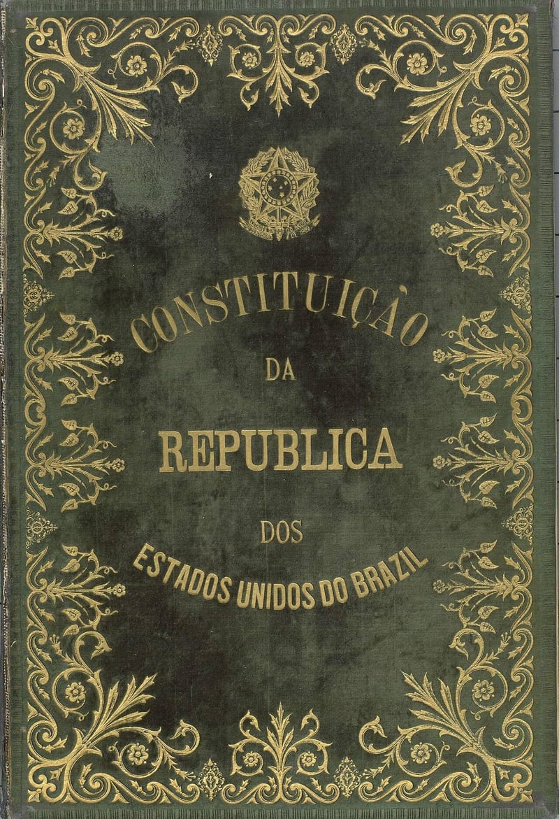 Capa de encadernação da Constituição da República dos Estados Unidos do Brasil de 1891, com o título em letras douradas