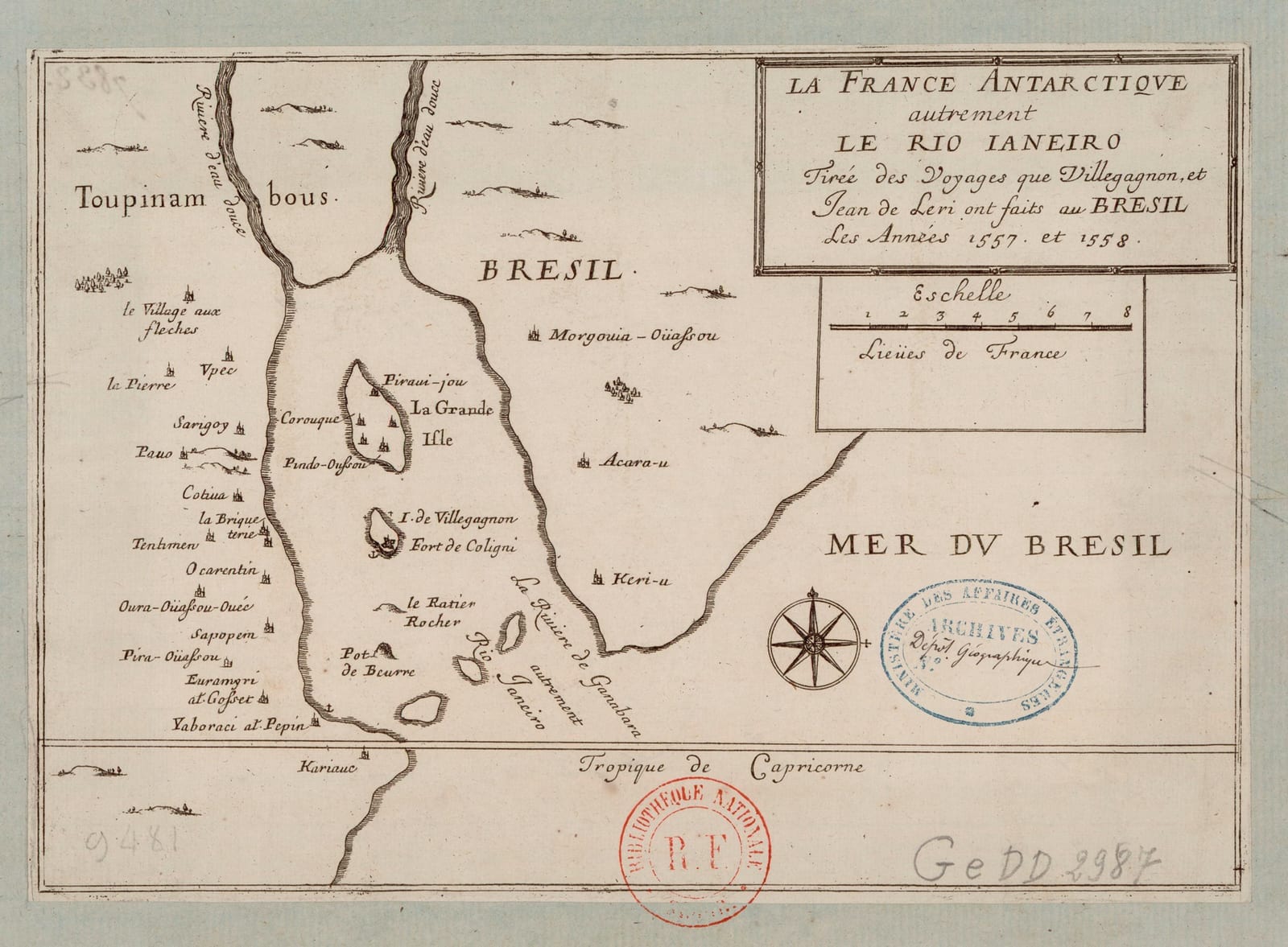 Mapa gravado da baía de Guanabara com a ilha de Villegagnon e o Fort de Coligni, a Grande Ilha, La Briqueterie e aldeias tupinambás na margem; título "La France Antarctique autrement le Rio Ianeiro" numa cartela