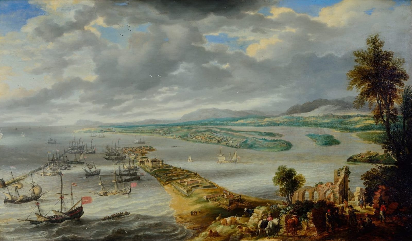 Pintura a óleo panorâmica do Recife: baía de águas agitadas com navios holandeses à esquerda, uma língua de terra fortificada avançando para o mar, a vila ao fundo e, no primeiro plano à direita, ruínas de arcos, árvores e figuras a cavalo