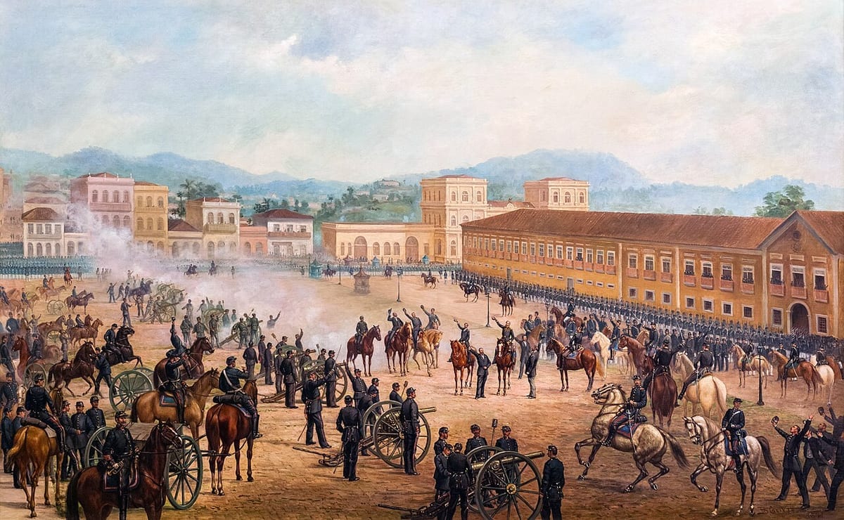 Pintura a óleo de uma grande praça do Rio de Janeiro: tropas alinhadas à direita diante de um longo edifício amarelo, canhões e oficiais a cavalo que erguem o quepe, fumaça à esquerda e morros ao fundo