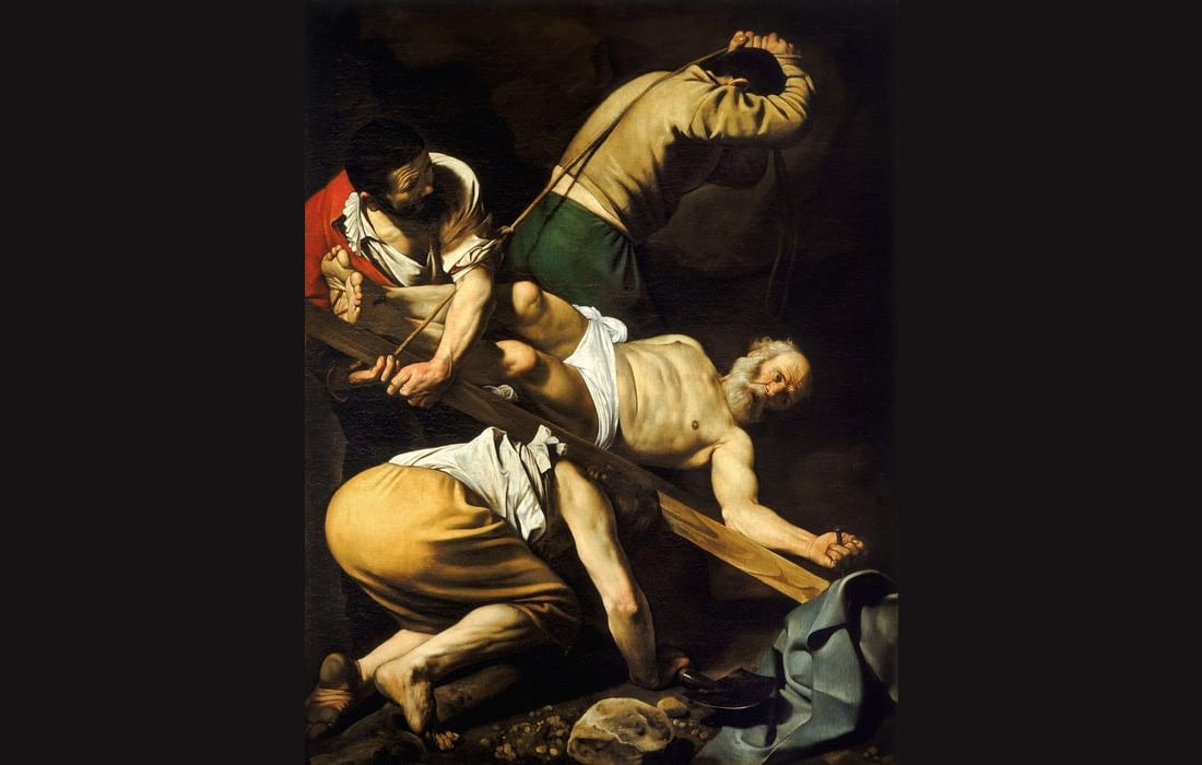 Pintura de Caravaggio: homens erguem a cruz com Pedro, de cabeça para baixo