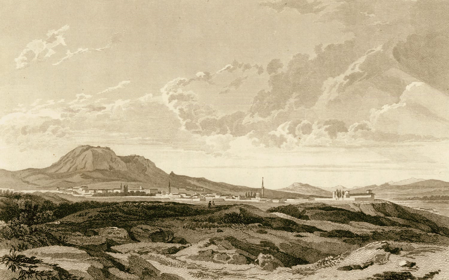 Gravura sépia de Edward Dodwell: a planície de Corinto, com a cidade ao longe e o Acrocorinto, a montanha, ao fundo