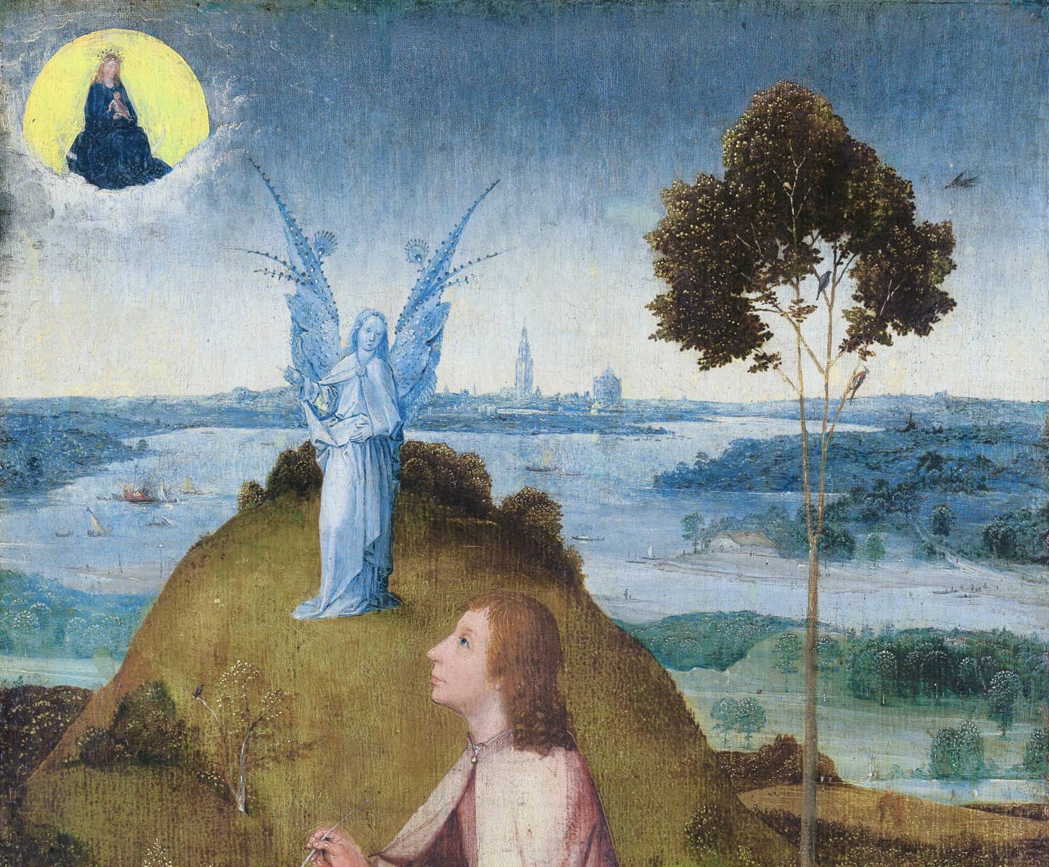 Recorte de pintura de Hieronymus Bosch: João escreve numa colina, com um anjo de asas azuis atrás dele e uma visão no céu sobre uma paisagem de rio